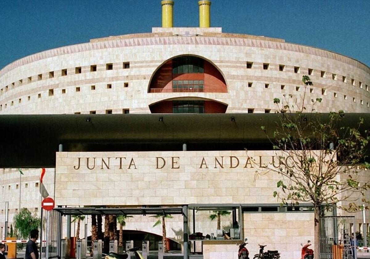 Edificio Torretriana, sede de la Consejería de Economía y Hacienda.