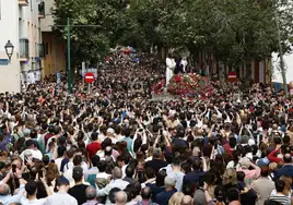 Un mar de devotos tras la estela del Cautivo y su Madre de la Trinidad.