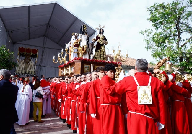 El Señor de la Verdad y la Virgen del Sagrario han salido desde un tinglao.