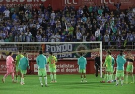 Los jugadores, de cara a la afición del Málaga en Algeciras.