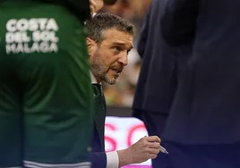 Ibon Navarro da instrucciones a sus jugadores durante el partido contra el Covirán Granada.