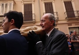 Francisco de la Torre llevó al Cristo del Sepulcro hasta la casa hermandad en la calle Alcazabilla.