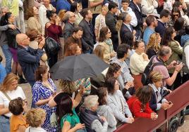 Imagen del público esperando a la Pollinica, este domingo de Ramos.