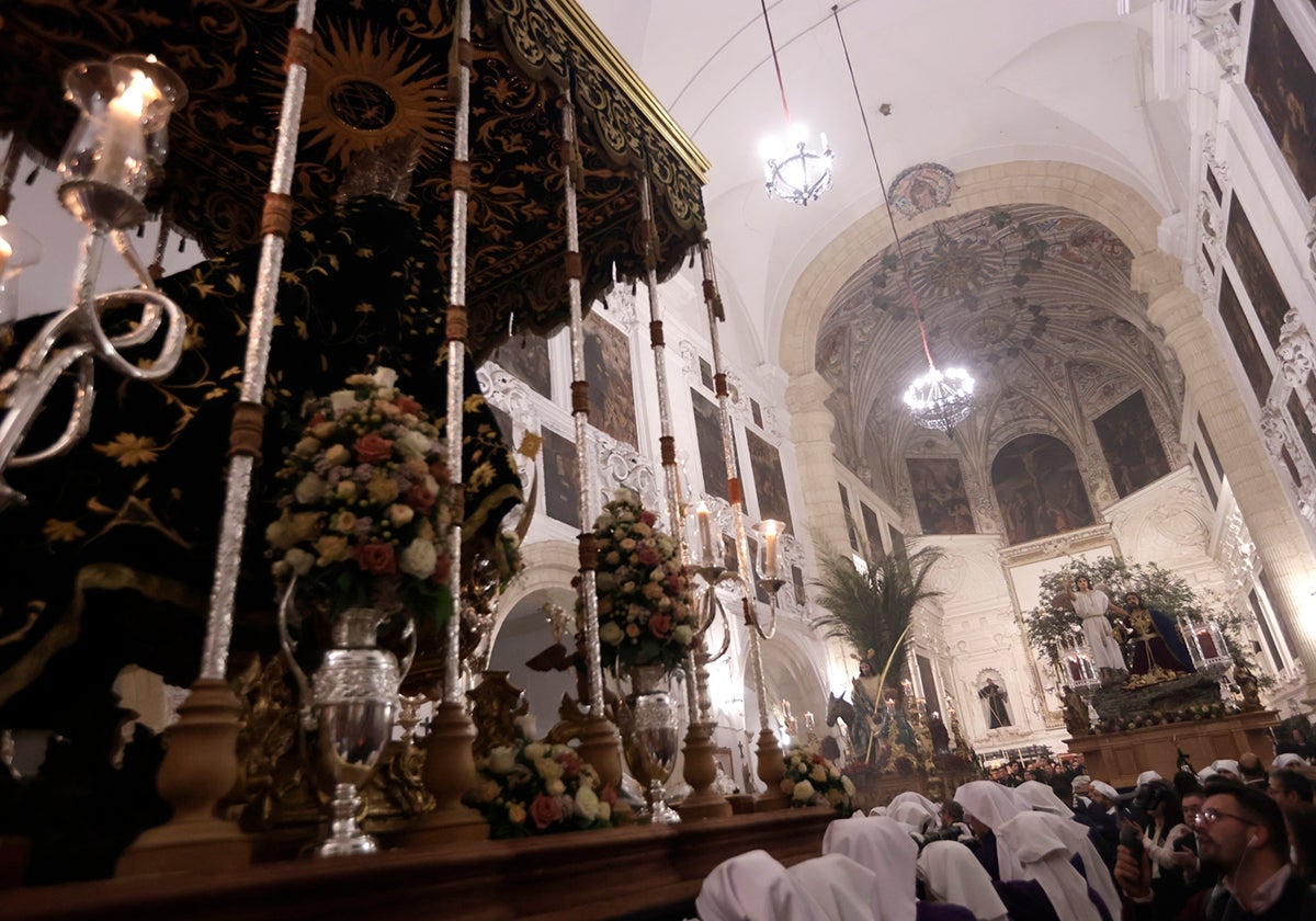 Las tres imágenes a hombros en el interior de San Agustín.