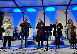 Actuación musical de artistas locales en Fuengirola.