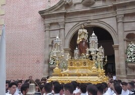 Salida del Cristo Resucitado, desde la iglesia de San Julián.