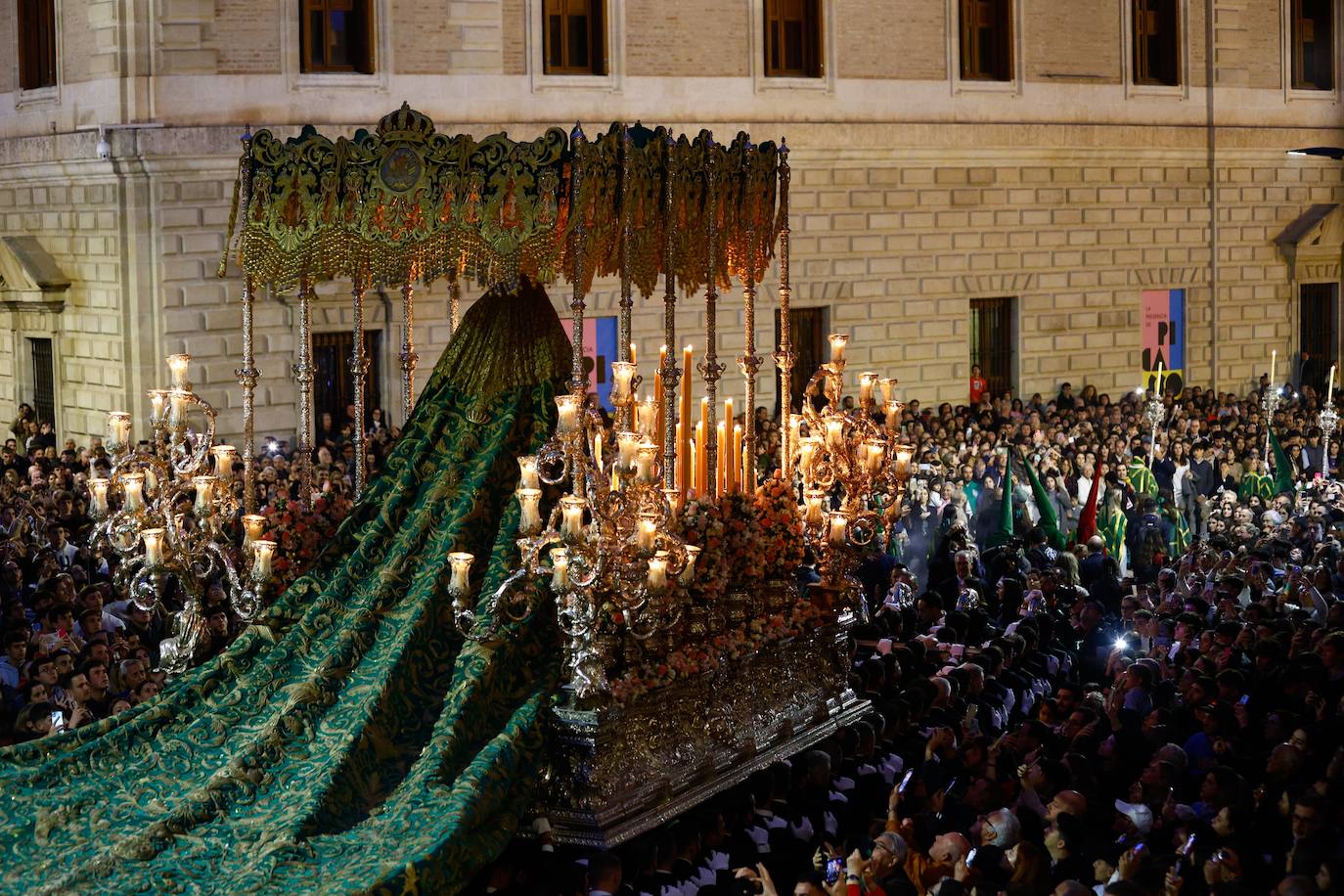 Salida de la Virgen de Gracia y Esperanza. (Cofradía de Estudiantes).