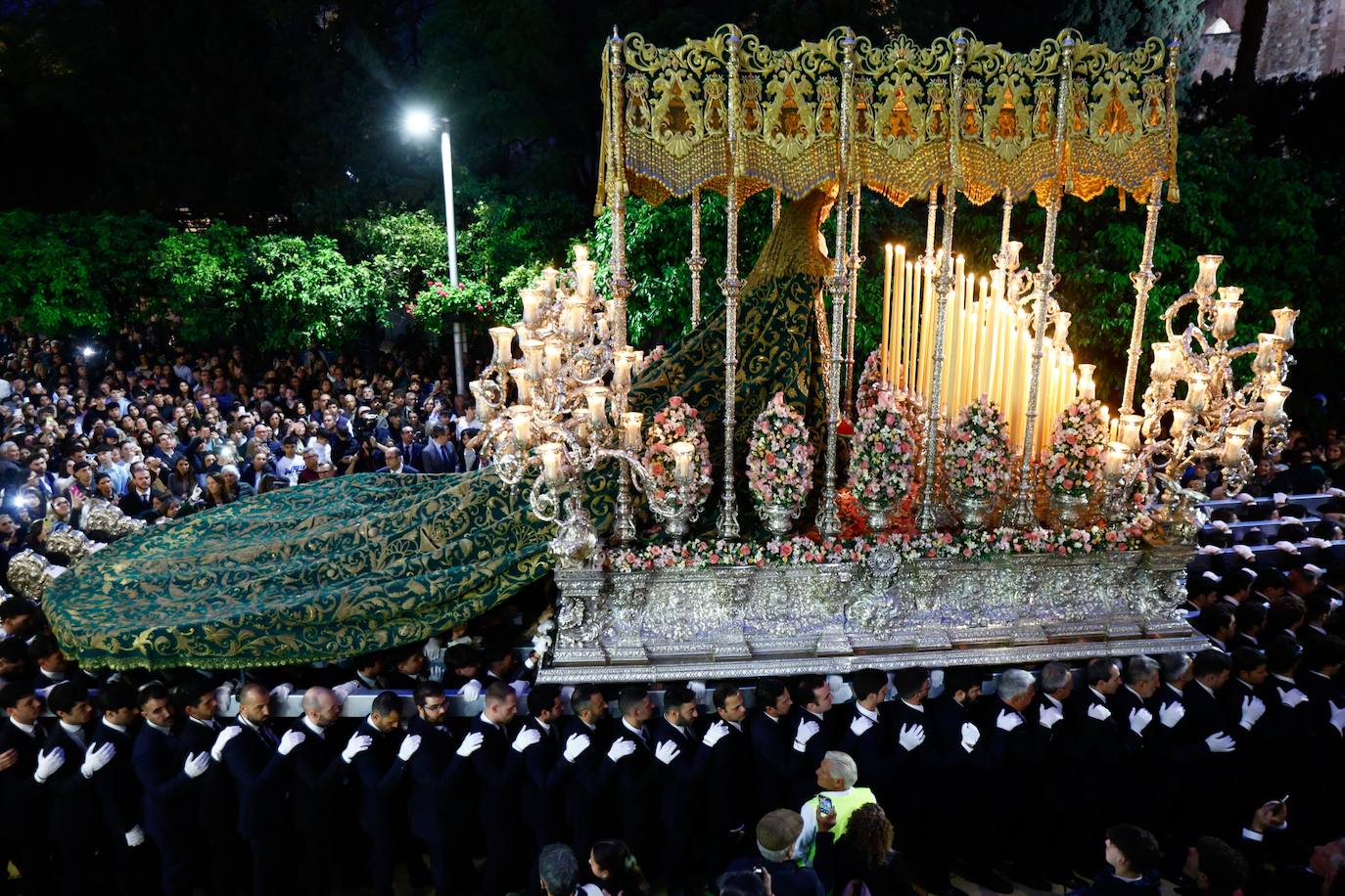 Salida de la Virgen de Gracia y Esperanza. (Cofradía de Estudiantes).