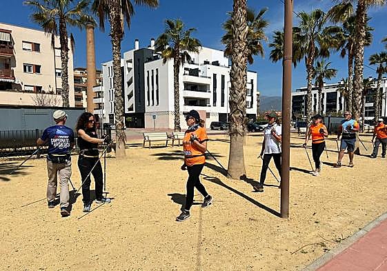 Un grupo de participantes en uno de los cursos de marcha nórdica celebrados en Torre del Mar.