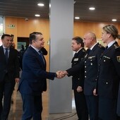 El consejero de la Presidencia, Antonio Sanz, saludo a miembros de la Policía Adscrita a la Junta.