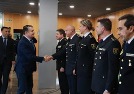 El consejero de la Presidencia, Antonio Sanz, saluda a miembros de la Policía Adscrita a la Junta.