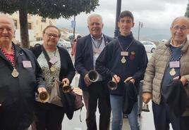 El grupo de pedidores que este Lunes Santo volvió a recorrer las calles de la ciudad del Tajo.