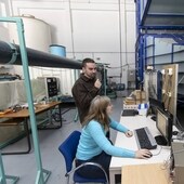 La profesora Paloma Gutiérrez, en primer término, en el túnel de viento de la Escuela de Ingenierías Industriales de la UMA.