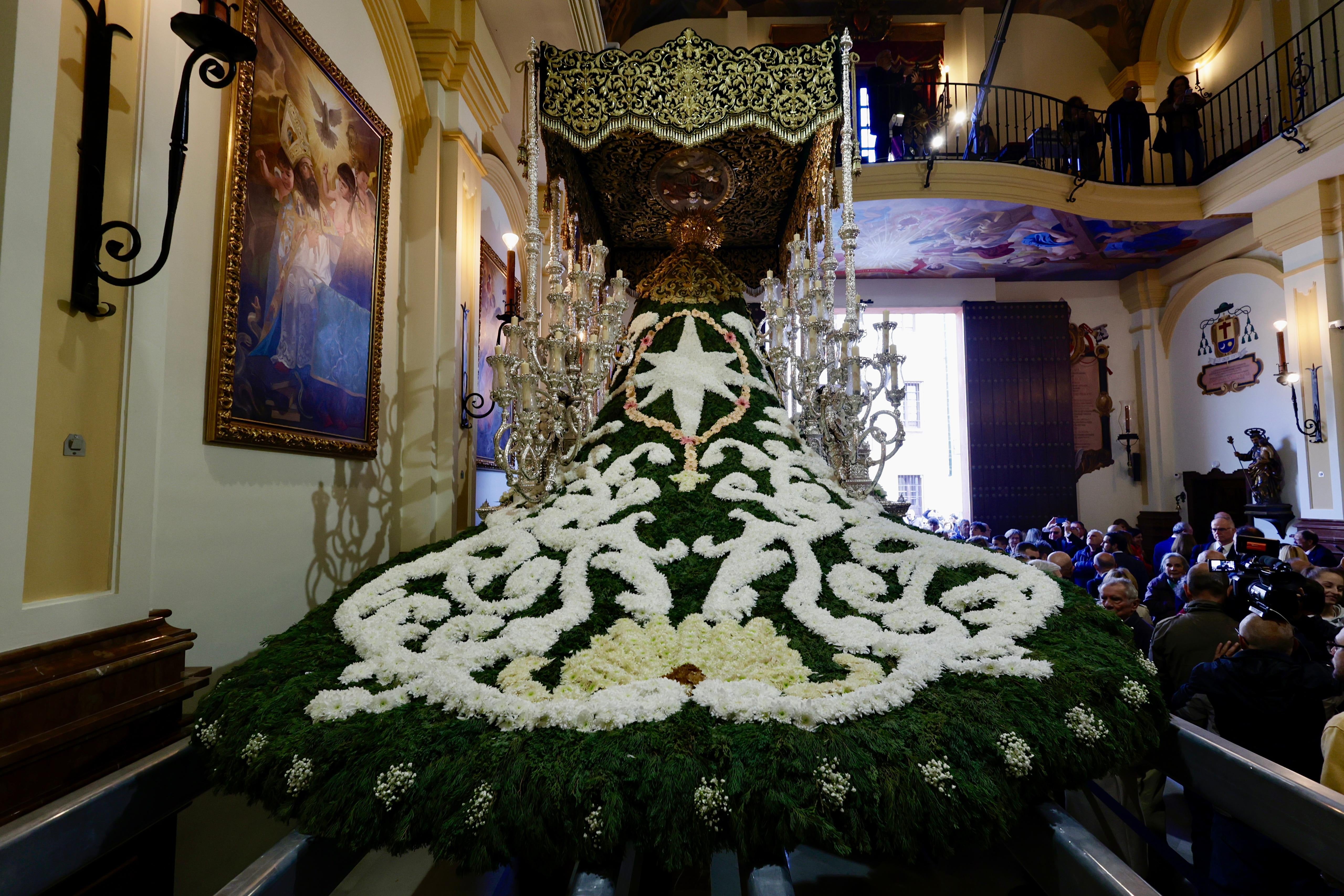 Ofrenda floral a la Virgen de las Penas. Martes Santo de Málaga