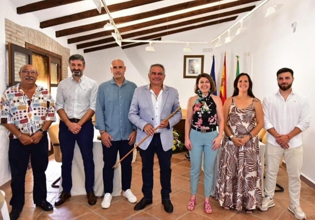 Andrés Ortega, el primero por la derecha, junto al alcalde y los ediles socialistas, tras la toma de posesión.