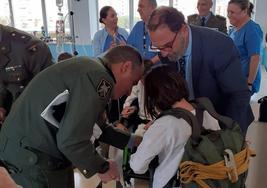 El Materno Infantil de Málaga recibe la visita de la Brigada paracaidista