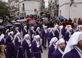 El agua ya les pilló en el desfile previo a la pretendida salida procesional