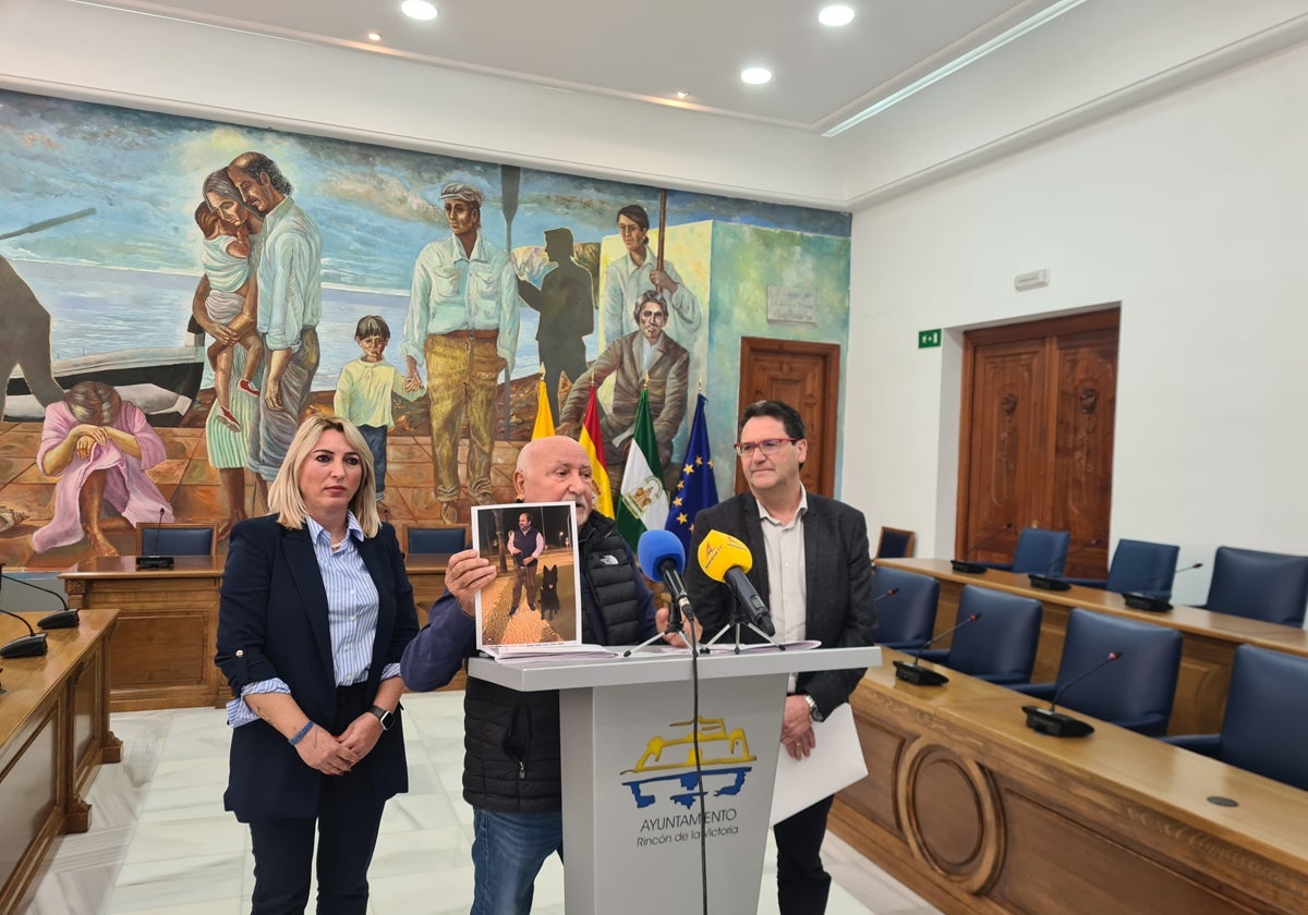 Rocío Calderón, de IU-Con Rincón; José María Gómez, de Por Mi Pueblo, que muestra una foto del primer teniente de alcalde, Borja Ortiz, con el perro policía, y Antonio Sánchez, del PSOE, en la rueda de prensa que ofrecieron el pasado 13 de marzo.