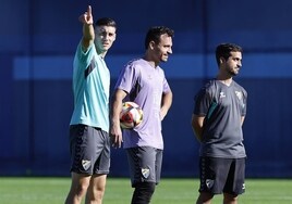 Roberto señala en un entrenamiento acompañado de Alfonso Herrero.