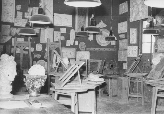 Imagen del aula de Dibujo Lineal a principios del XX, del fondo fotográfico de la Escuela de Arte de San Telmo.