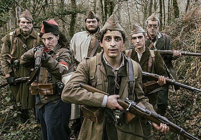 Óscar Lasarte (centro), junto a Natalia de Molina, Salva Reina y el resto de su pelotón.