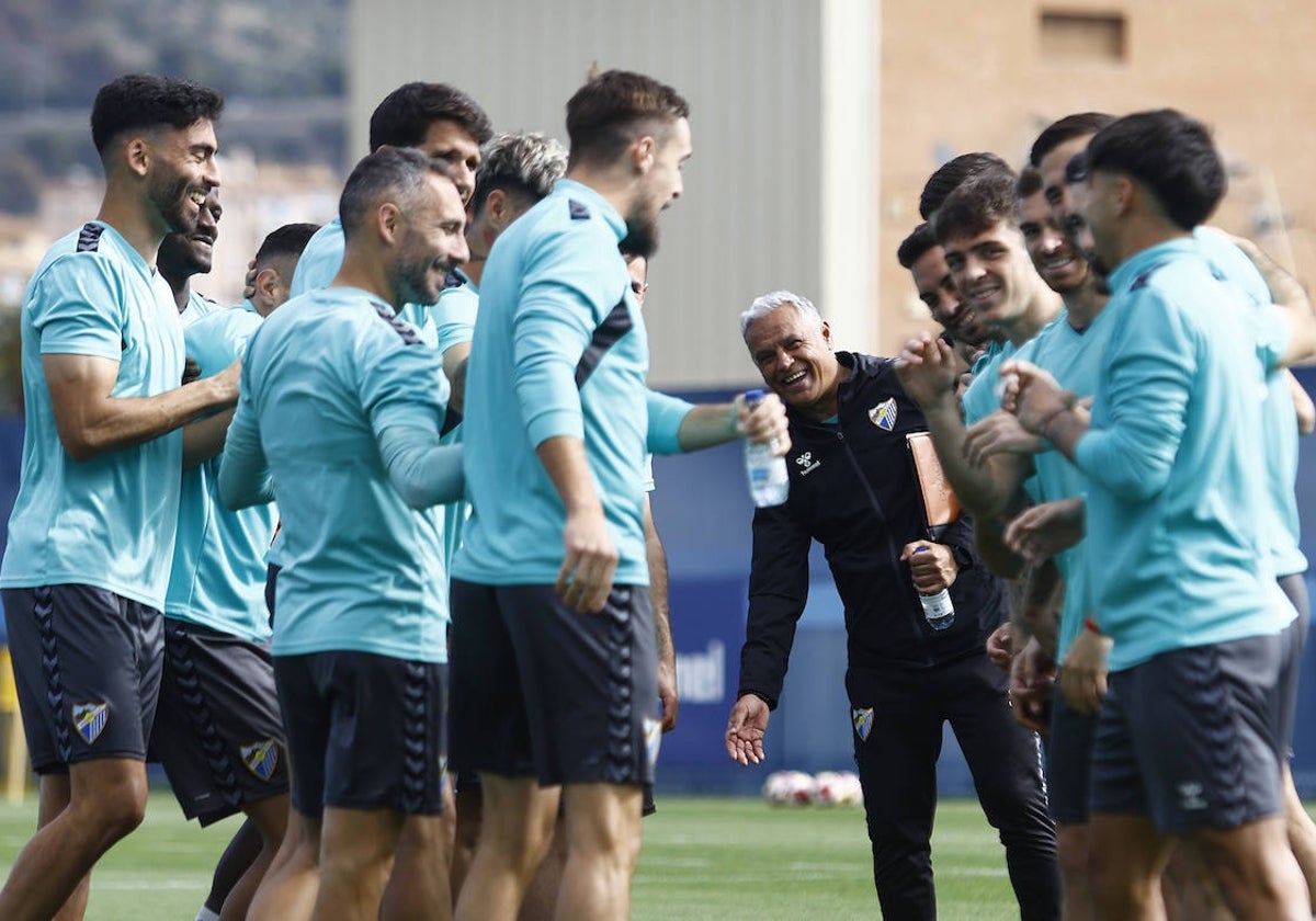 Los jugadores y Pellicer bromean en el entrenamiento de ayer.