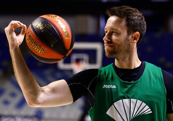 Tyler Kalinoski posa para SUR tras la entrevista en el Palacio de los Deportes.