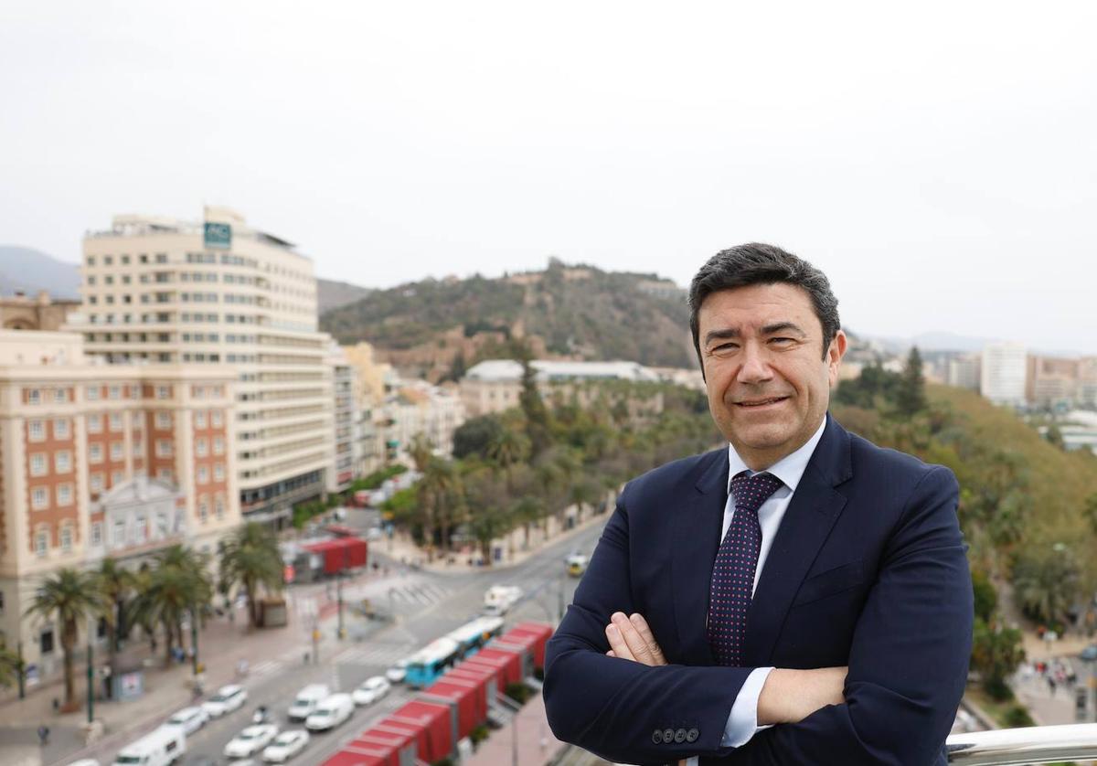 Alberto Benito García, decano del Cuerpo Consular de Málaga, posa en la terraza de un hotel de la capital.