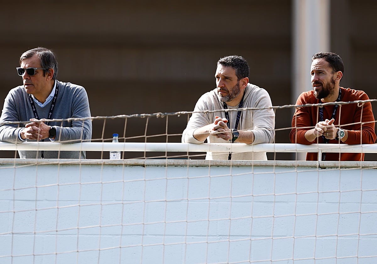 Juanma Rodríguez, Ibon Navarro y Marcos Cerveró observan el entrenamiento del Málaga.