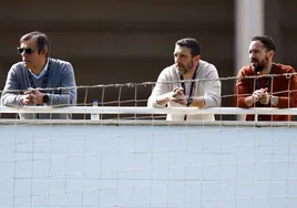 Juanma Rodríguez, Ibon Navarro y Marcos Cerveró observan el entrenamiento del Málaga.