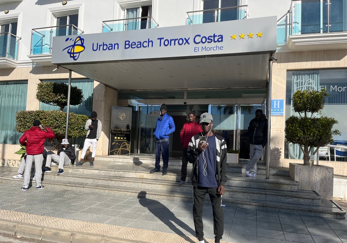 Migrantes alojados en el hotel Urban Dream de El Morche.