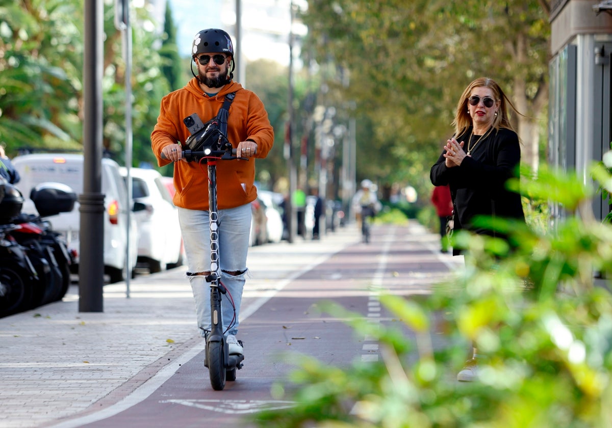 Un conductor de patinete circula cerca del Parque.