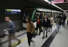 Imagen del primer día de servicio del metro en las estaciones de Guadalmedina y Atarazanas.