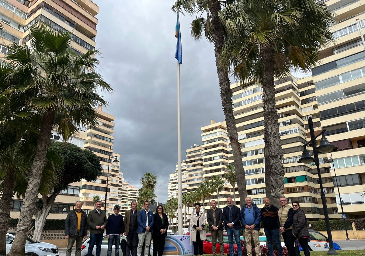 Izado de la bandera, en Playamar.