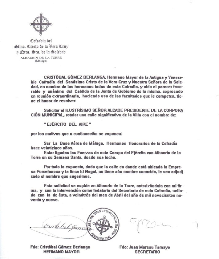 Imagen secundaria 2 - Una procesión de Los Verdes, con acompañamiento del Ejército del Aire; un caza de la Patrulla Águila, similar al que se colocará en la glorieta y la petición de la Cofradía, de 1999, en la que se solicita al Ayuntamiento que rinda homenaje a la aviación militar con una calle en el municipio.