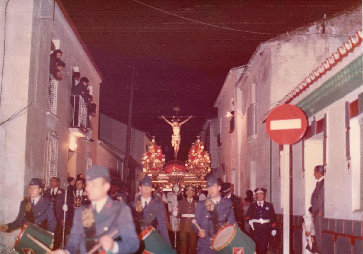 Imagen principal - Una procesión de Los Verdes, con acompañamiento del Ejército del Aire; un caza de la Patrulla Águila, similar al que se colocará en la glorieta y la petición de la Cofradía, de 1999, en la que se solicita al Ayuntamiento que rinda homenaje a la aviación militar con una calle en el municipio.