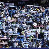 Aficionados del Málaga animan durante el último partido en La Rosaleda.