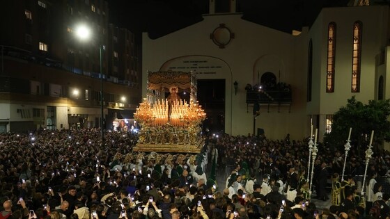 Una gran multitud presenció la salida de la Virgen de la Esperanza.