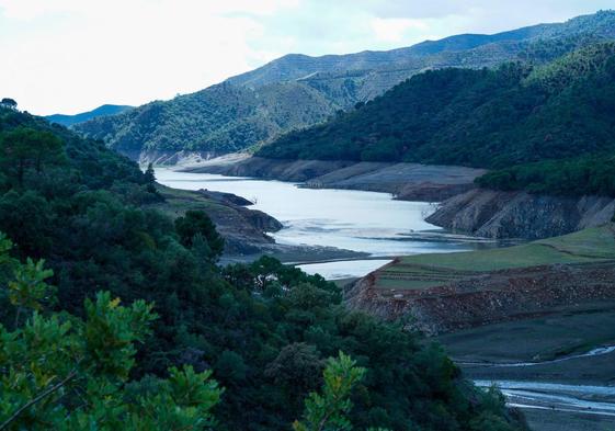 La orden de la Junta limita mes a mes el agua que sale del pantano de La Concepción.