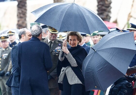 La Reina Doña Sofía no ha soltado el paraguas para protegerse de la lluvia.