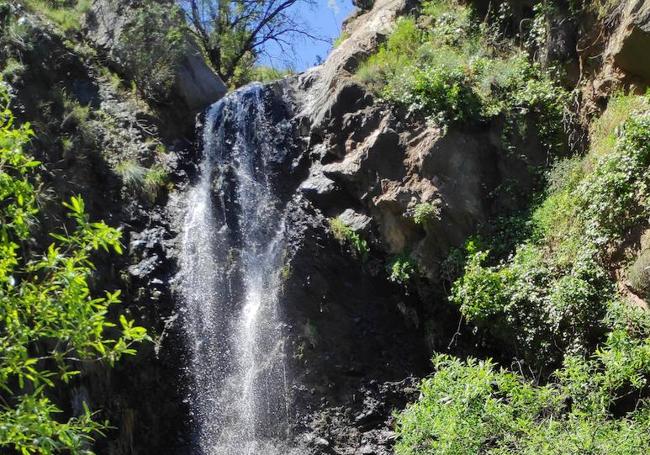 Poza de la Virgen. En este conocido lugar del municipio de Tolox se puede ver un bonito salto de agua.