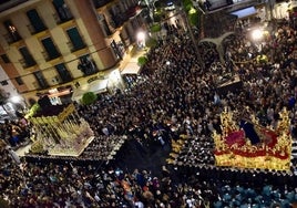 Encuentro de María Santísima de los Dolores con Nuestro Padre Jesús Nazareno del Paso en una Plaza de San Sebastián rebosante de fervor.