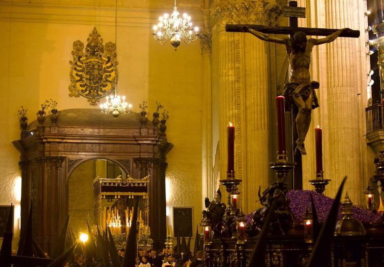 Los tronos de Dolores de San Juan, refugiados en la Catedral.