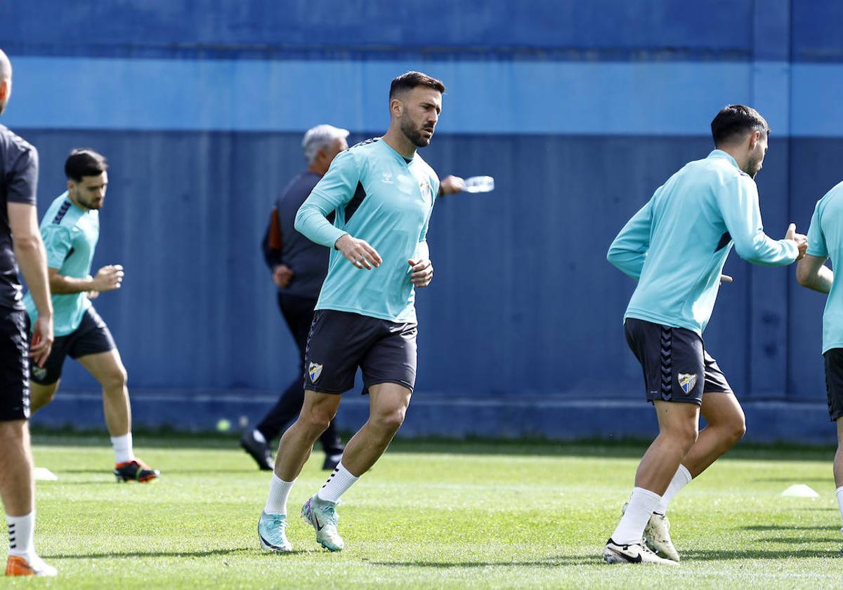 Imagen principal - Dioni, Kevin y Pellicer, esta semana en un entrenamiento del Málaga.