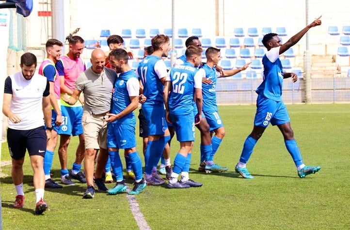 David Campaña celebra un gol cuando era entrenador de El Palo.