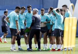 Jugadores del Málaga atienden las indicaciones del técnico Pellicer en un entrenamiento de esta semana.