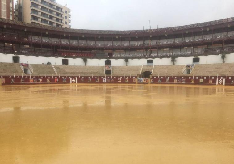 Aspecto del ruedo de La Malagueta en la tarde de ayer, antes de las lluvias de esta madrugada y mañana.