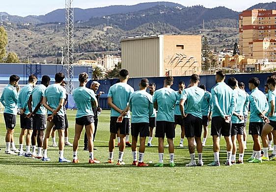 Jugadores del Málaga atienden a las indicaciones del entrenador Sergio Pellicer en un entrenamiento de esta semana en el Anexo de La Rosaleda.