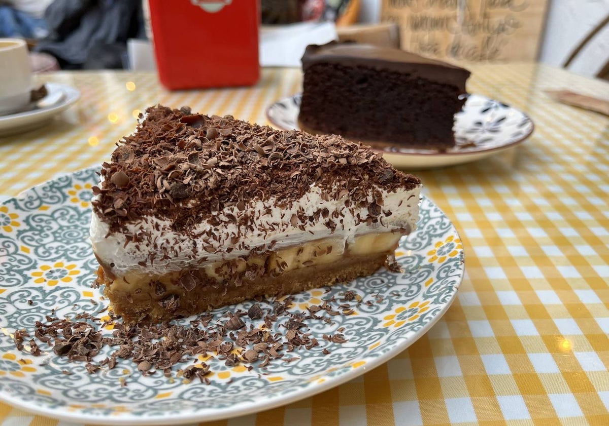 Imagen principal - Arriba, tarta de banoffee y de chocolate, dos de las imprescindibles. Abajo, cruasanes y rolls.