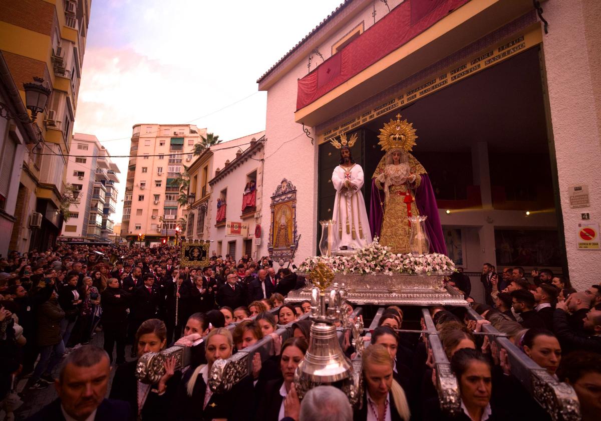 Cautivo y Trinidad, en su traslado de este Domingo de Resurrección que se retrasó una hora por la previsión de lluvia.